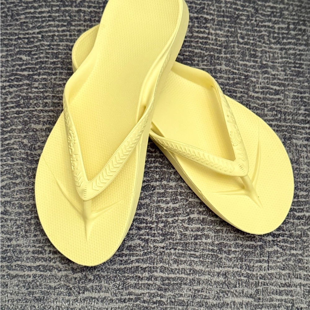 Archie’s Butter Yellow Women's Flip Flops Size 8